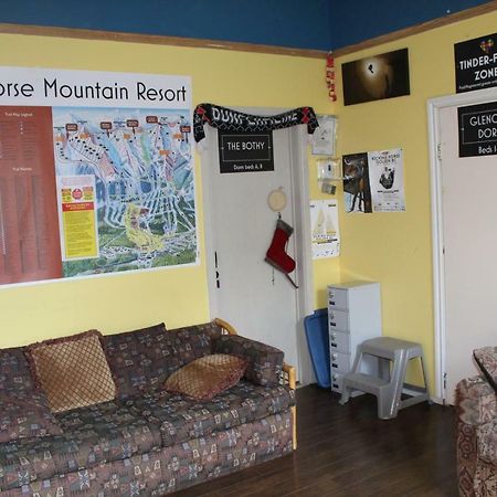 Kicking Horse Backpacker Hostel Голден Экстерьер фото