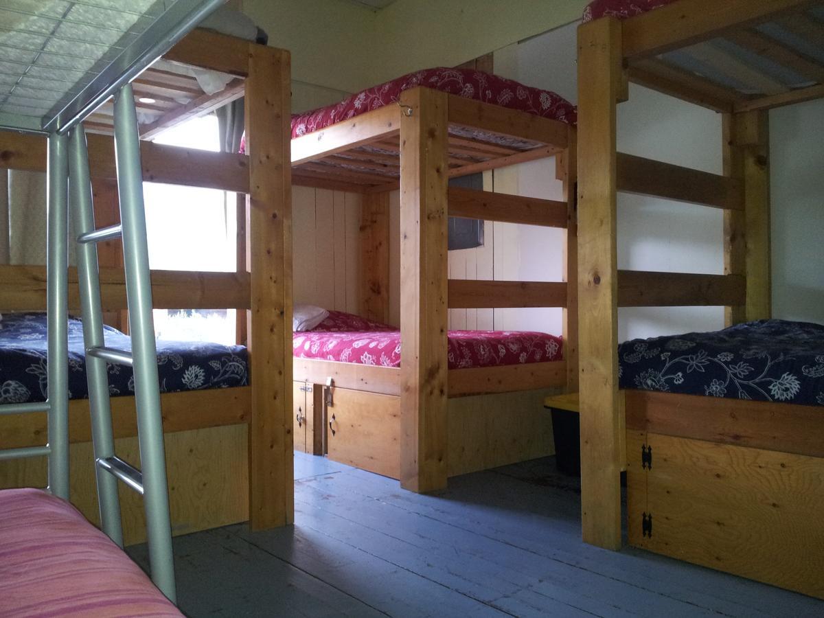 Kicking Horse Backpacker Hostel Голден Экстерьер фото