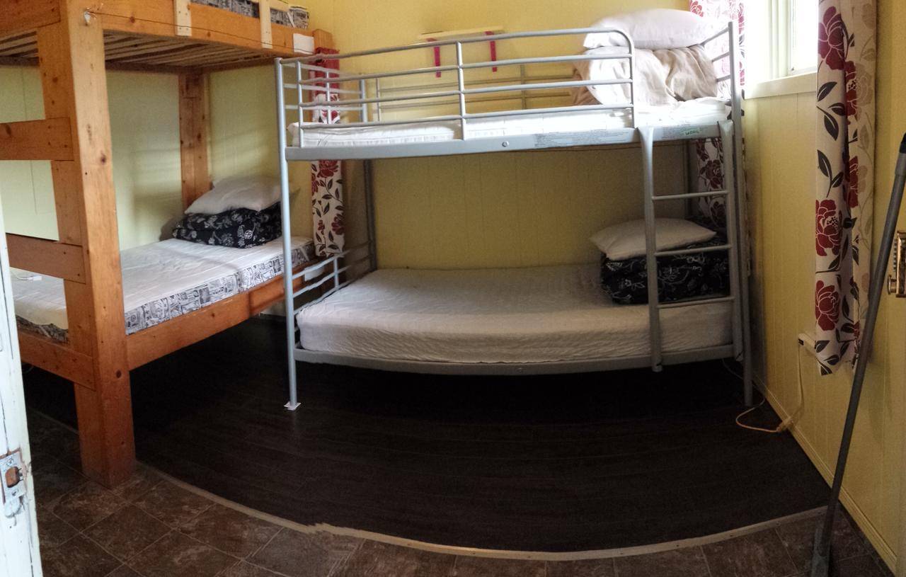 Kicking Horse Backpacker Hostel Голден Экстерьер фото
