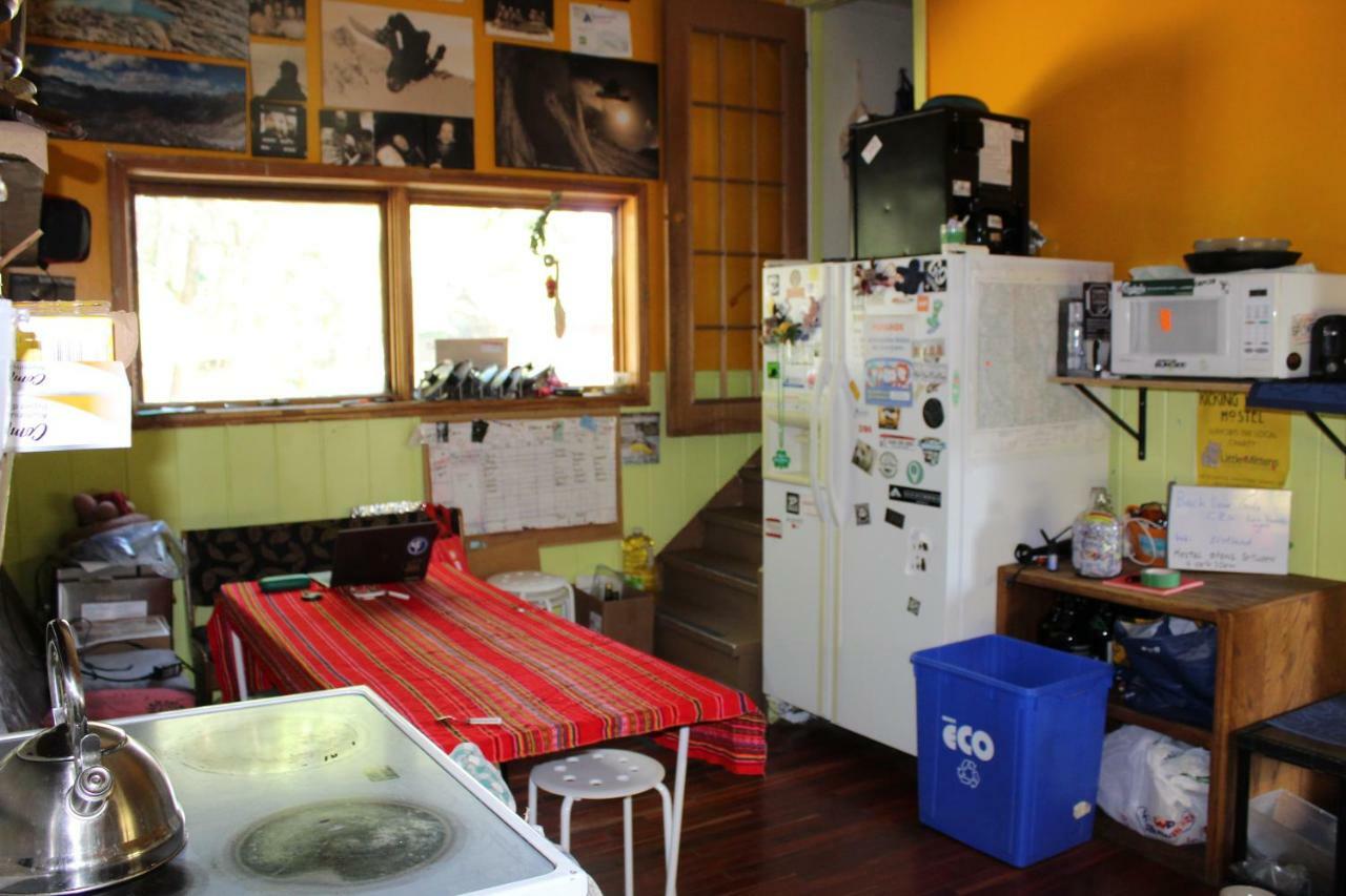 Kicking Horse Backpacker Hostel Голден Экстерьер фото