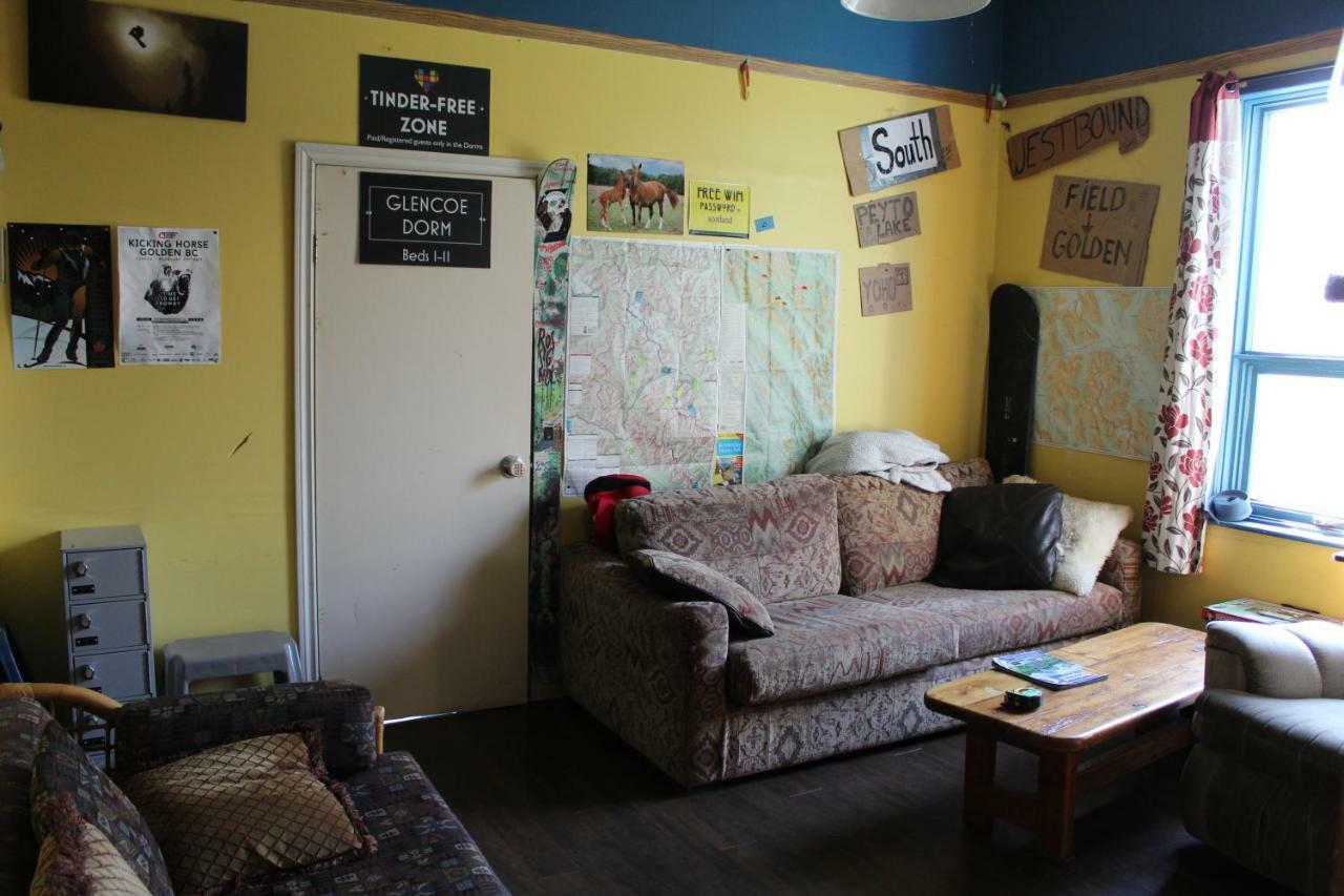 Kicking Horse Backpacker Hostel Голден Экстерьер фото