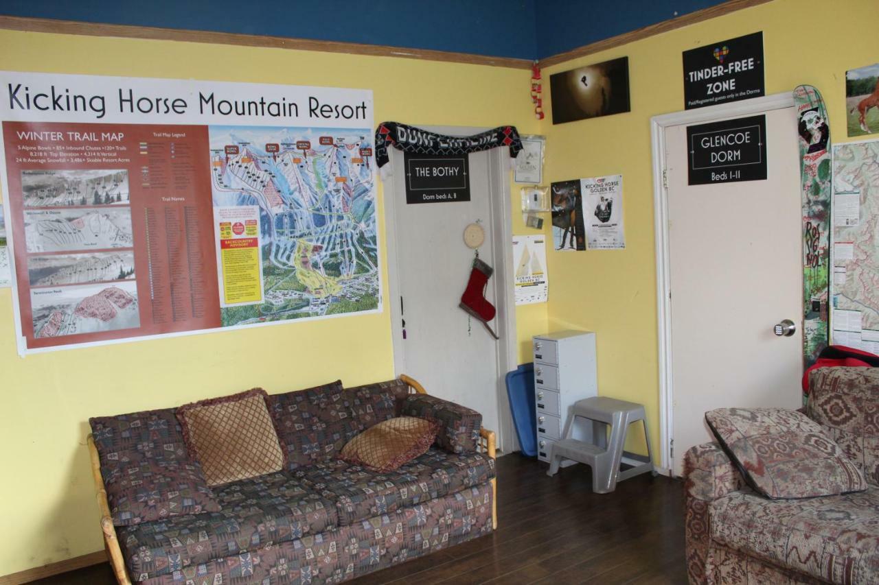 Kicking Horse Backpacker Hostel Голден Экстерьер фото