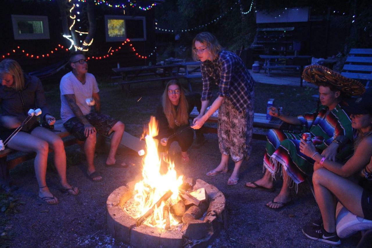 Kicking Horse Backpacker Hostel Голден Экстерьер фото