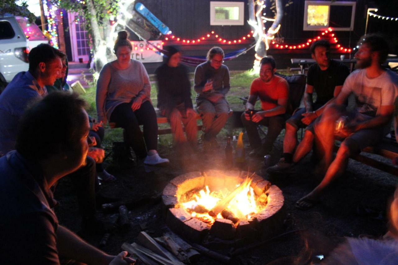 Kicking Horse Backpacker Hostel Голден Экстерьер фото
